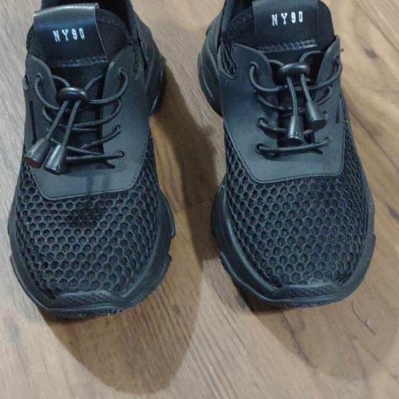 Women's size 5 Steve Madden NY90 shoes - Picture 2 of 3